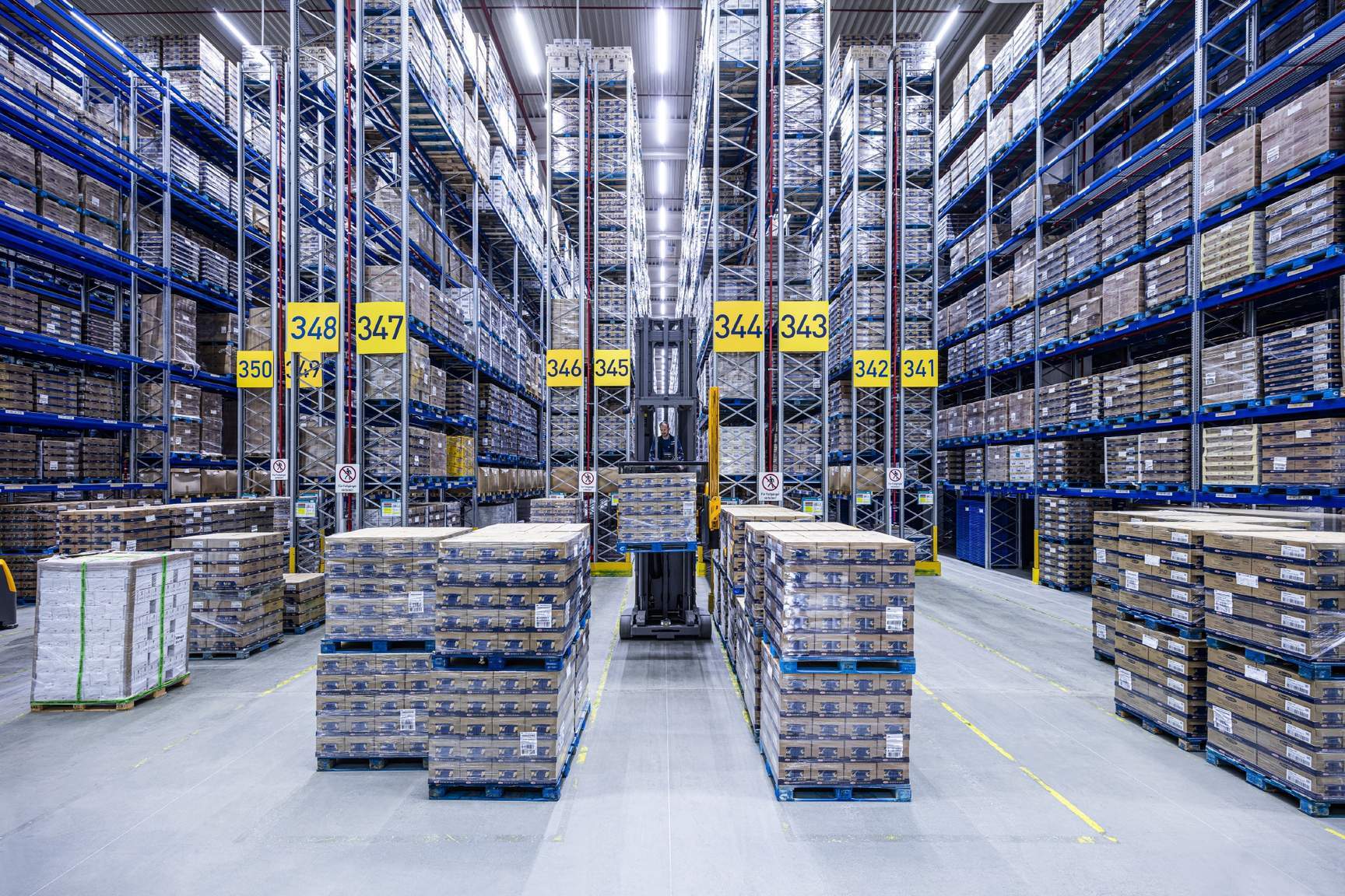 DACHSER USA proporciona capacidades de administración de inventario con procesamiento diario de envíos a centros logísticos de comercio electrónico en todo Estados Unidos. DACHSER USA proporciona capacidades de administración de inventario con procesamiento diario de envíos a centros logísticos de comercio electrónico en todo Estados Unidos.